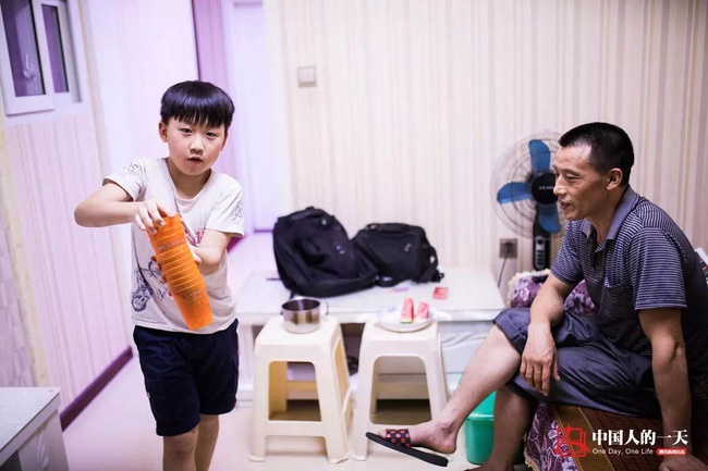 Bất ngờ nổi tiếng sau một đêm, cậu bé bên bố khuân vác giờ đã lớn tướng, học giỏi và còn làm được điều phi thường ai cũng ngưỡng mộ-8