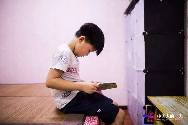 Bất ngờ nổi tiếng sau một đêm, cậu bé bên bố khuân vác giờ đã lớn tướng, học giỏi và còn làm được điều phi thường ai cũng ngưỡng mộ-9