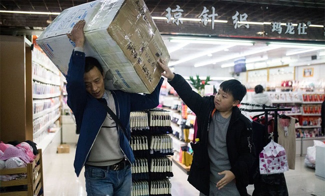 Bất ngờ nổi tiếng sau một đêm, cậu bé bên bố khuân vác giờ đã lớn tướng, học giỏi và còn làm được điều phi thường ai cũng ngưỡng mộ-11