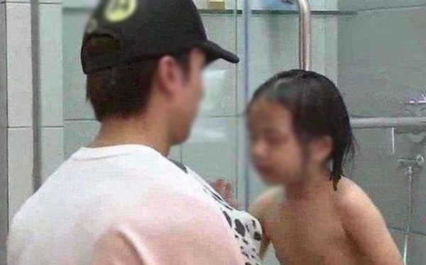 Con gái học cấp 2 nhưng bố vẫn đòi tắm giúp, cô bé hoang mang lên mạng hỏi ý kiến, mọi người nghe xong đều có chung nỗi lo-1
