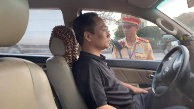 Tài xế cố thủ trên ô tô liên tục uống nước, 3 tiếng sau mới xuống xe không phát hiện nồng độ cồn-2