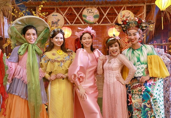 Tết chưa tới nhưng nhìn bộ ảnh cực lầy của Hà Hồ cùng bộ tứ Hải Triều, BB Trần, Huỳnh Lập, Duy Khánh đã thấy vui-6