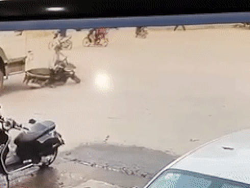 Xe bồn cuốn xe máy vào gầm, người đàn ông nguy kịch