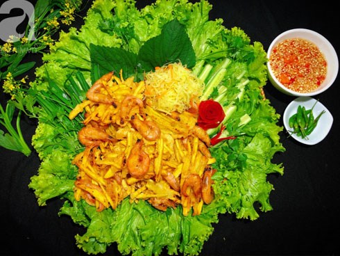 Mùa đông không thể bỏ qua món bánh tôm giòn ngon nóng hổi - thử là mê ngay!