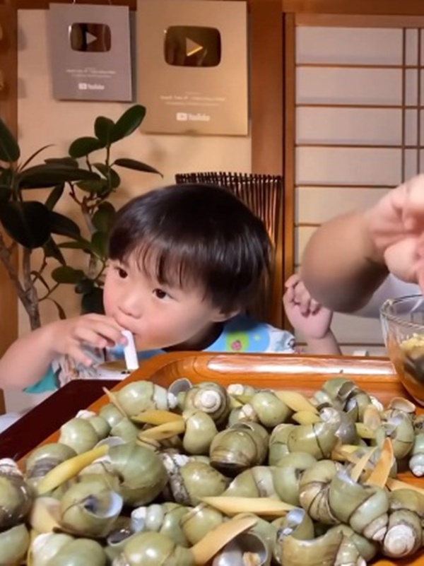 Uống trà sữa nhưng không thích trân châu, bé Sa con trai Quỳnh Trần JP né đạn theo cách siêu trí tuệ-1