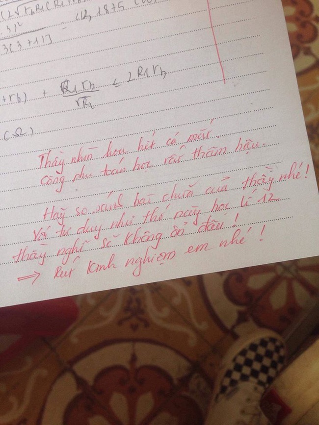 Bài kiểm tra bị thầy chê chữ xấu, tư duy kém... mà học sinh nào cũng ôm bụng cười, hóa ra vì lời phê bá đạo khó ngờ-4
