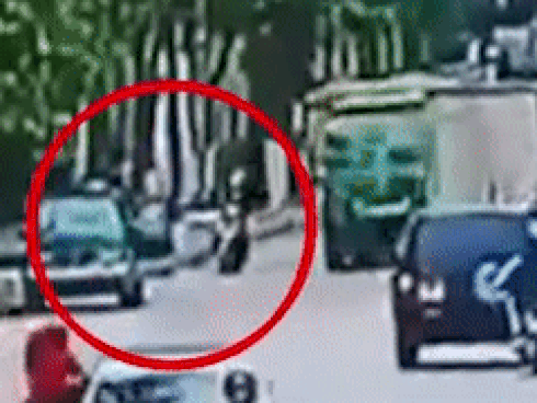 Ôtô gây tai nạn cho xe máy vì mở cửa không quan sát-1