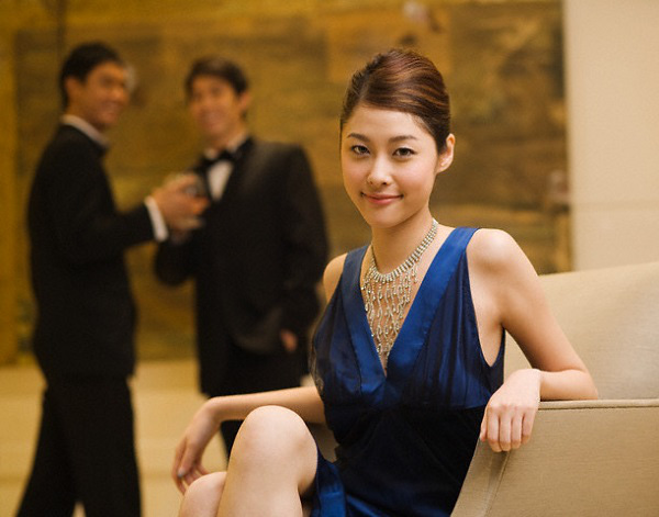 Một ngày tình cờ gặp vợ ở nhà hàng, cô ấy đánh son đỏ, đi giày cao gót, mặc chiếc váy ngắn ngang đùi và lướt qua tôi như không hề quen biết-2