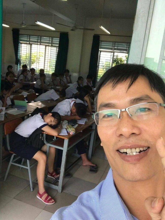 Đi kiểm tra thấy học sinh lăn ra ngủ gật, thầy hiệu phó có cách xử lý cực lầy khiến dân mạng phục sát đất-1