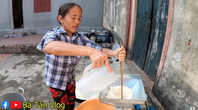 Bà Tân Vlog trổ tài làm món bánh sắn, nhưng dân mạng lại soi ra điều khác thường này-2