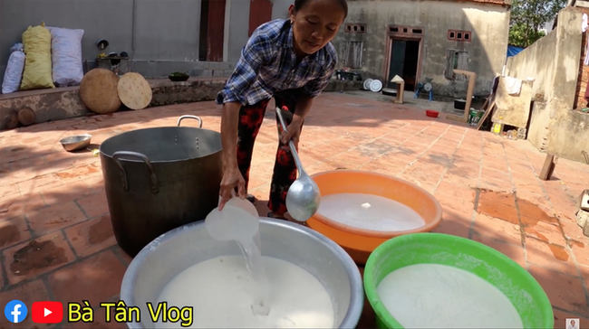 Bà Tân Vlog trổ tài làm món bánh sắn, nhưng dân mạng lại soi ra điều khác thường này-3
