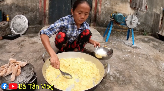 Bà Tân Vlog trổ tài làm món bánh sắn, nhưng dân mạng lại soi ra điều khác thường này-4