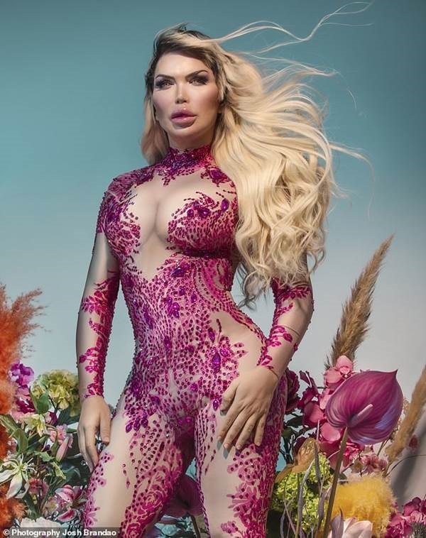 Ngoại hình nữ tính bốc lửa của chàng chuyển giới từng thẩm mỹ hơn 70 lần-1