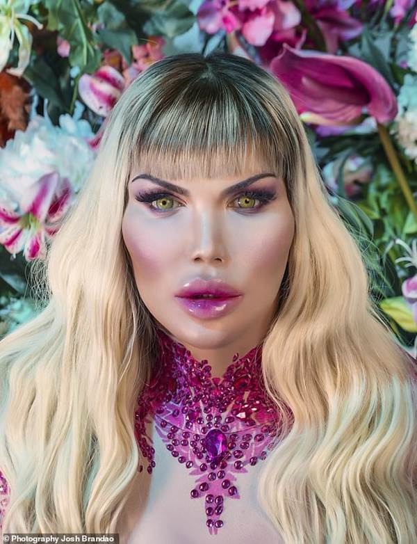 Ngoại hình nữ tính bốc lửa của chàng chuyển giới từng thẩm mỹ hơn 70 lần-3