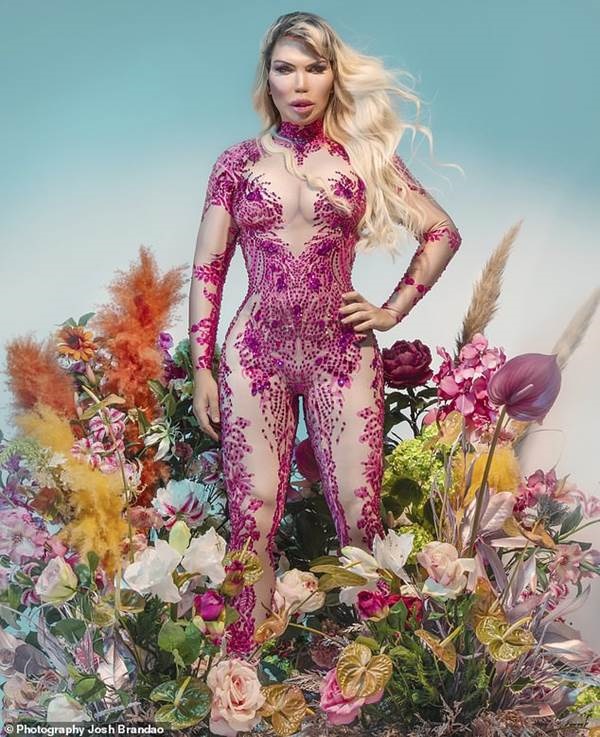 Ngoại hình nữ tính bốc lửa của chàng chuyển giới từng thẩm mỹ hơn 70 lần-4