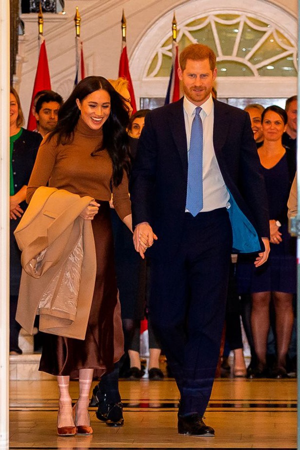Cú sốc hoàng gia Anh: Vợ chồng Meghan Markle chính thức ra thông báo rút khỏi vai trò thành viên cao cấp, tự độc lập tài chính-2