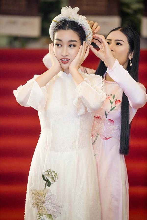 Diện áo dài nền nã, Ngọc Hân và Đỗ Mỹ Linh đọ sắc một chín một mười-4