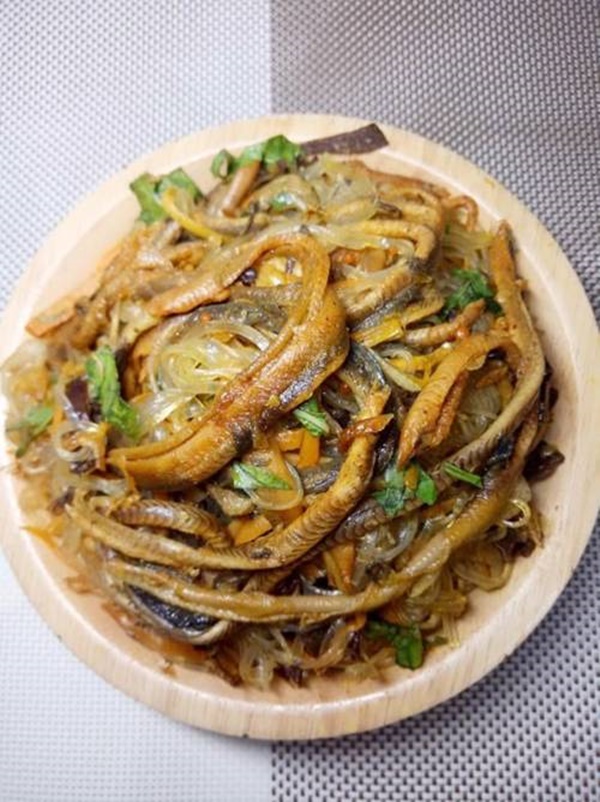 Mẹ đảm trổ tài nấu các món ngon từ lươn, chồng con khen nức nở-2