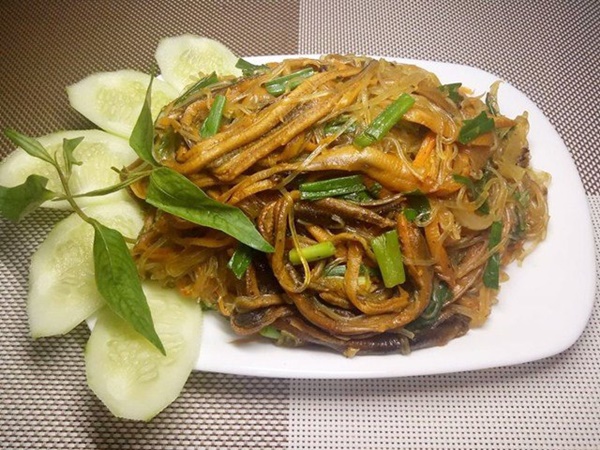 Mẹ đảm trổ tài nấu các món ngon từ lươn, chồng con khen nức nở-3