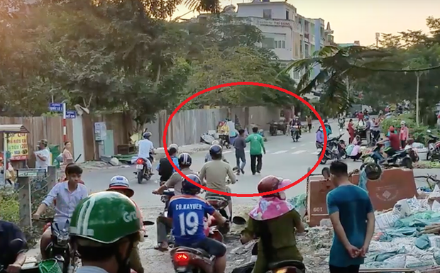 Uống chai nước trả bằng tờ 500 nghìn đồng, người đàn ông bị nhóm người lạ vây đánh ở Sài Gòn-1