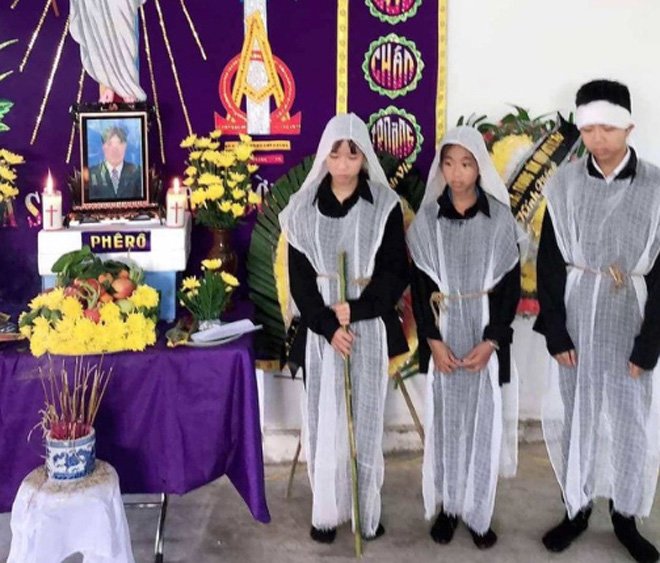 Vụ 2 vợ chồng tử vong trên sông: Nhói lòng hình ảnh 3 người con bên bàn thờ-2