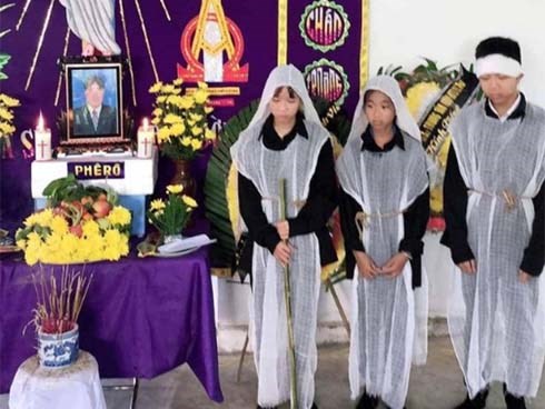 Vụ 2 vợ chồng tử vong trên sông: Nhói lòng hình ảnh 3 người con bên bàn thờ