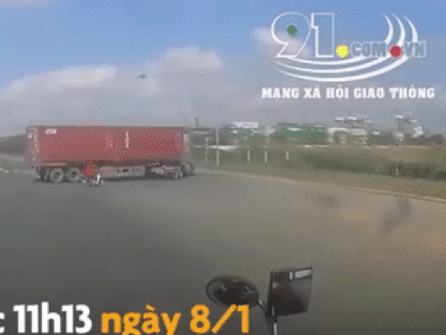 Container đánh lái cứu lái xe máy đi ra từ góc khuất