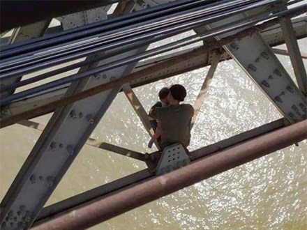 Buồn chán chuyện gia đình, bố ôm con 7 tháng tuổi định tự tử ở cầu Long Biên