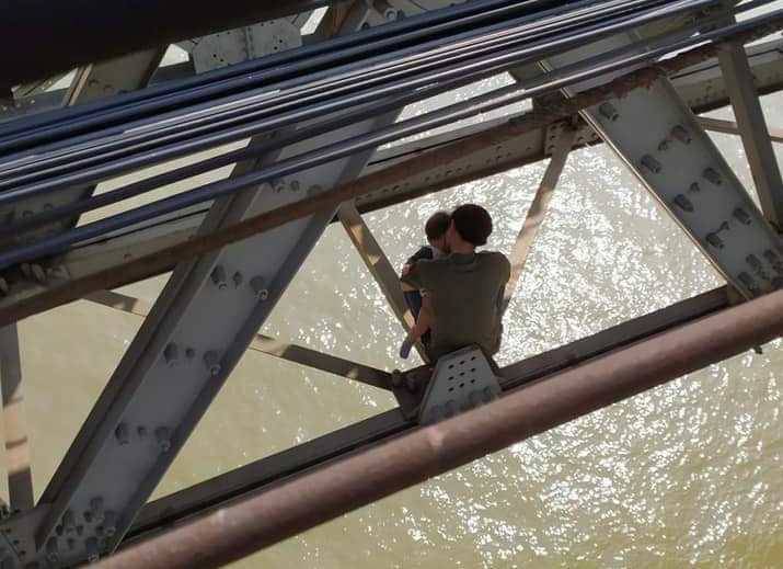 Buồn chán chuyện gia đình, bố ôm con 7 tháng tuổi định tự tử ở cầu Long Biên-1