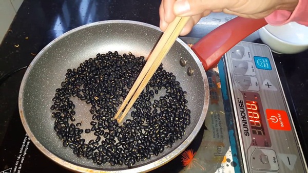 Uống nước đậu đen rất tốt nhưng nếu làm thêm 1 bước đặc biệt” này khi nấu, bạn sẽ thấy sức khỏe thay đổi ngoạn mục trong thời gian ngắn-2