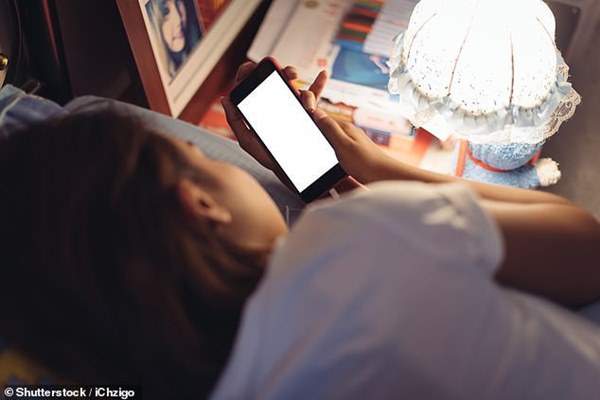 Nếu bạn thường xuyên dùng điện thoại trước khi ngủ thì nhớ làm đủ 4 việc quan trọng này để không tàn phá mắt và não bộ!-1