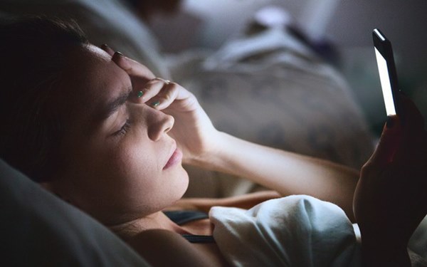 Nếu bạn thường xuyên dùng điện thoại trước khi ngủ thì nhớ làm đủ 4 việc quan trọng này để không tàn phá mắt và não bộ!-3
