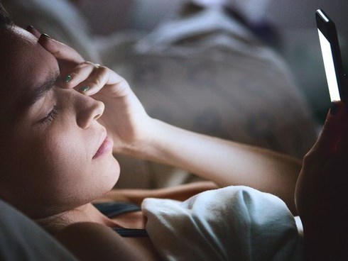 Nếu bạn thường xuyên dùng điện thoại trước khi ngủ thì nhớ làm đủ 4 việc quan trọng này để không tàn phá mắt và não bộ!