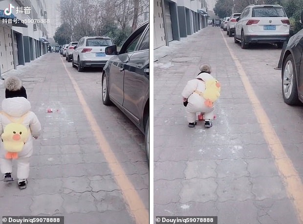 Góc xấu hổ: Tưởng người lái xe làm rơi chai nước, bé trai 1 tuổi lon ton chạy đến nhặt và đem trả lại khiến tài xế đỏ mặt-1