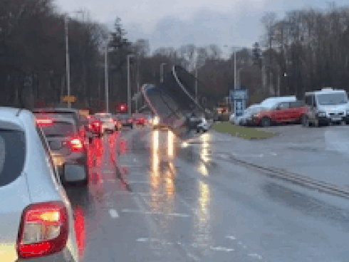 Ôtô tông mạnh vào vòng xoay, lật nghiêng rồi trượt dài trên đường-1