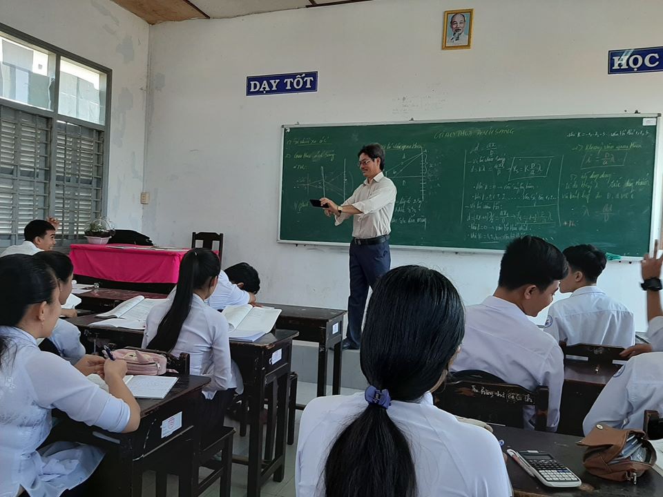 Ngồi ngay bàn đầu nhưng nam sinh vẫn to gan ngủ trong lớp, cái kết là màn trừng trị siêu bá đạo của thầy giáo-1