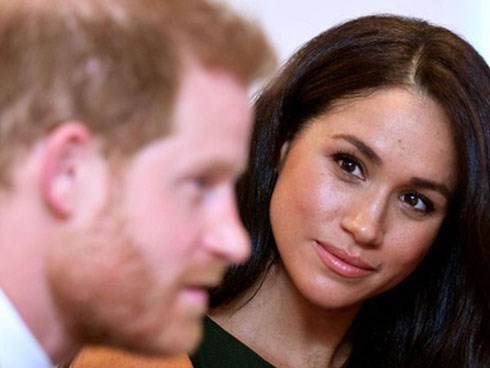 Hé lộ lý do khiến vợ chồng Meghan Markle rút khỏi vai trò thành viên hoàng gia cao cấp khiến dư luận mỉa mai 