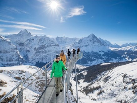 Dạo bước trên cây cầu treo giữa trời ở Thụy Sĩ