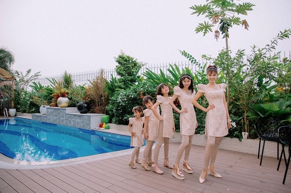 Cựu mẫu Vũ Thu Phương rạng rỡ diện đồ ton sur ton bên 4 cô con gái-2