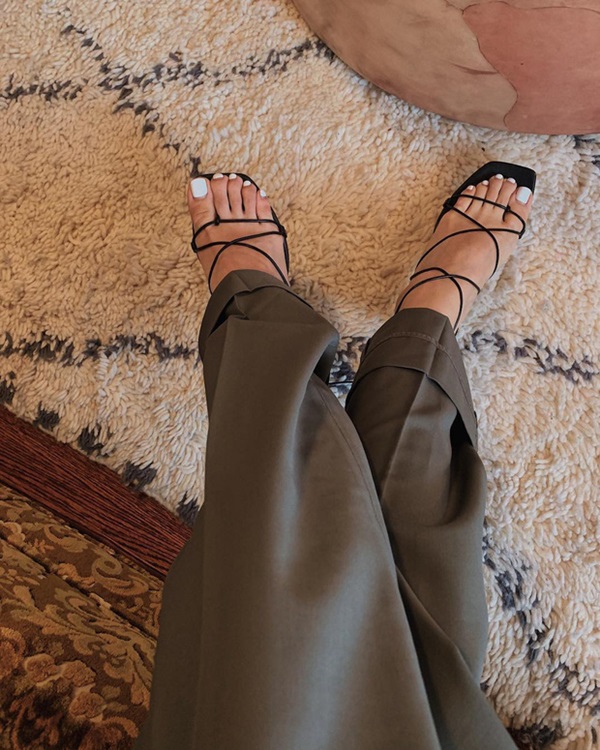 Sắm quanh 6 mẫu giày dưới đây là bạn có thể yên tâm mặc đẹp từng centimet Tết này rồi!-13