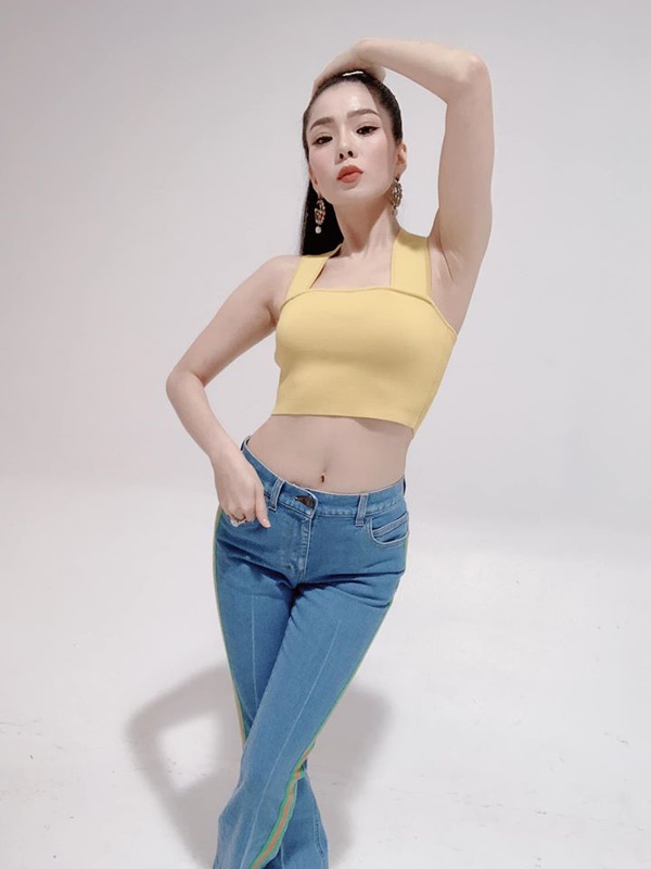 Lệ Quyên sở hữu BST crop top khoe vòng eo 56-4