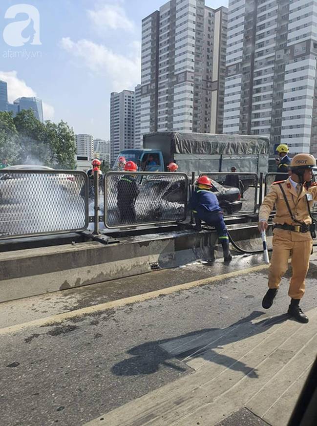 Tài xế thoát chết khi xe biển xanh bốc cháy trên đường vành đai-1