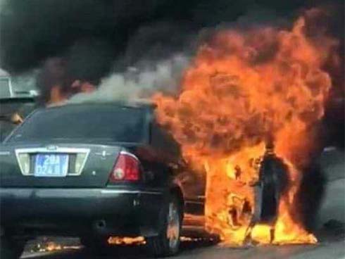 Cảnh sát đu dây cứu thiếu niên 13 tuổi bị rơi từ sân thượng tầng 5 xuống mái tôn tầng 2-4