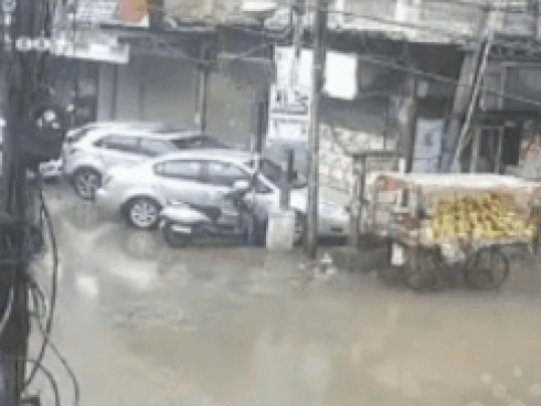 Ban công bất ngờ đổ sập xuống ôtô đang đỗ ven đường