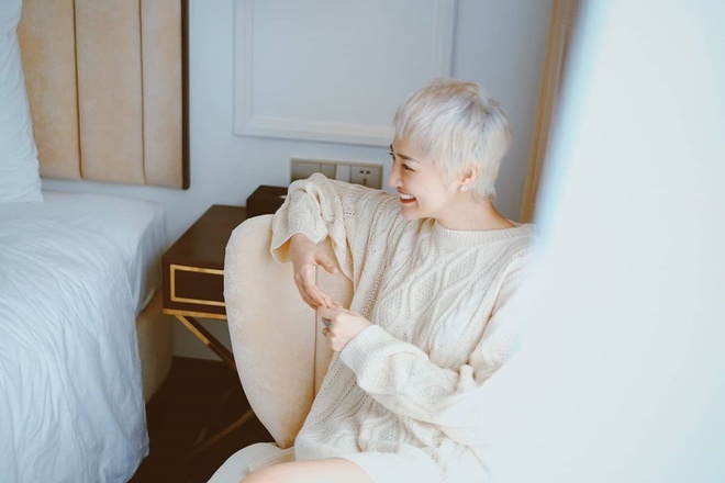 Bảo Anh ngày càng thích diện đồ hở hang sau khi nhuộm tóc bạch kim-1