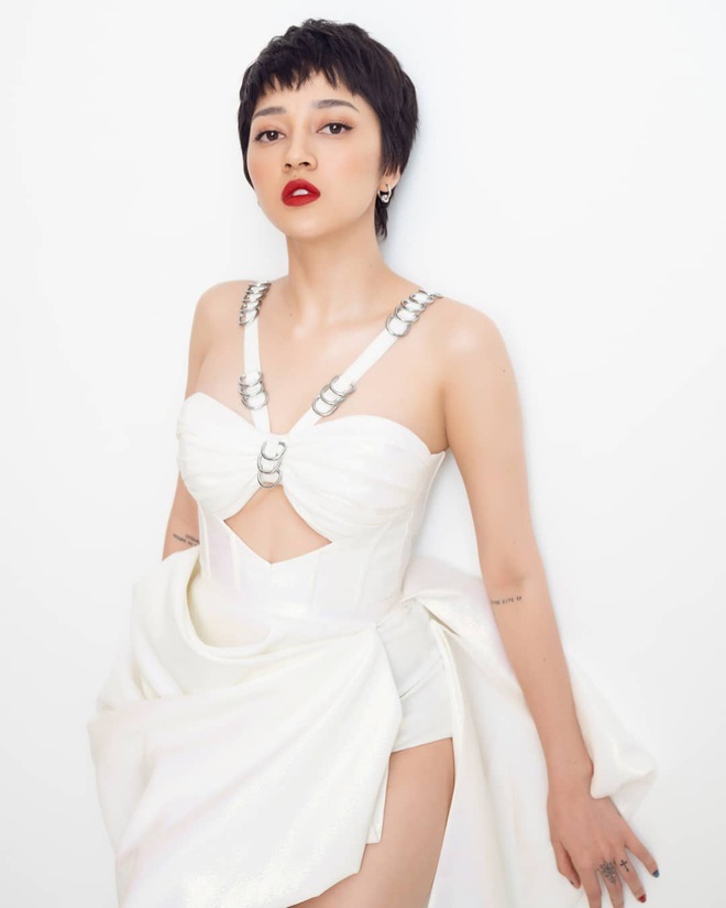 Bảo Anh ngày càng thích diện đồ hở hang sau khi nhuộm tóc bạch kim-5