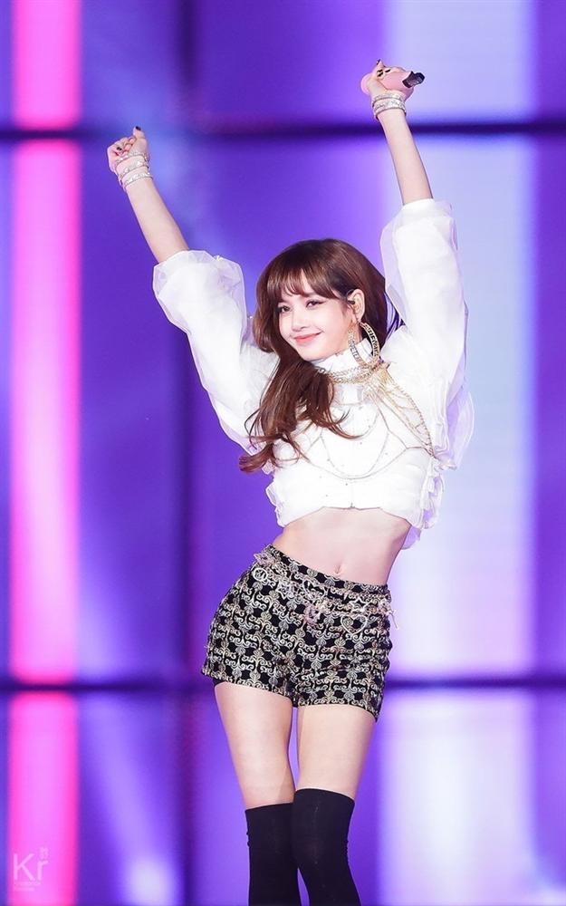 9 lần Lisa trông như nữ thần, diện đồ bó sát khoe đường cong cơ thể-2