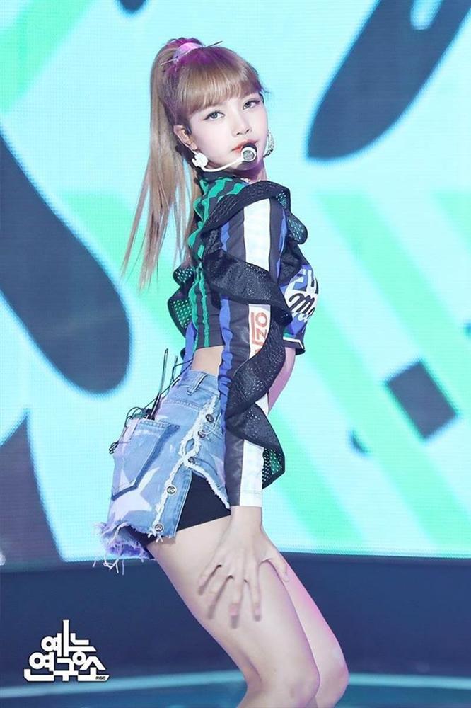 9 lần Lisa trông như nữ thần, diện đồ bó sát khoe đường cong cơ thể-9