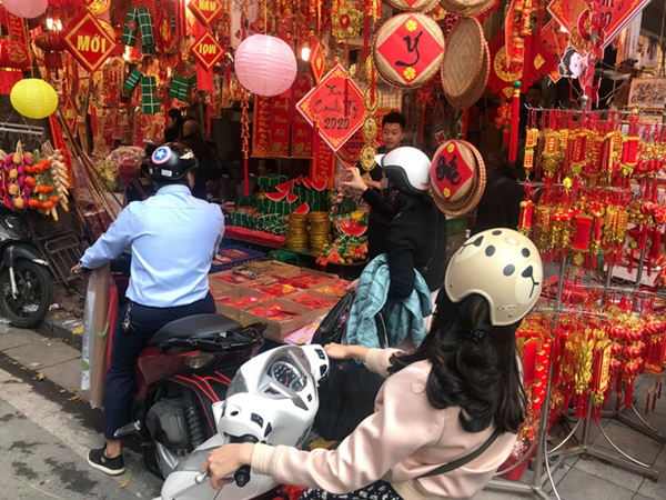 Phố Hàng Mã nhộn nhịp những ngày cận Tết Nguyên đán 2020-7