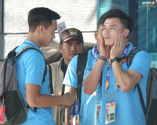 Bùi Tiến Dũng làm hành động đáng yêu trước khi ra sân bắt chính trận U23 Việt Nam gặp U23 UAE-1